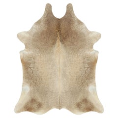 Rug & Kilim's Large Cowhide Rug in Beige-Brown and Cream Tones (Grand tapis en peau de vache dans les tons beige, marron et crème)