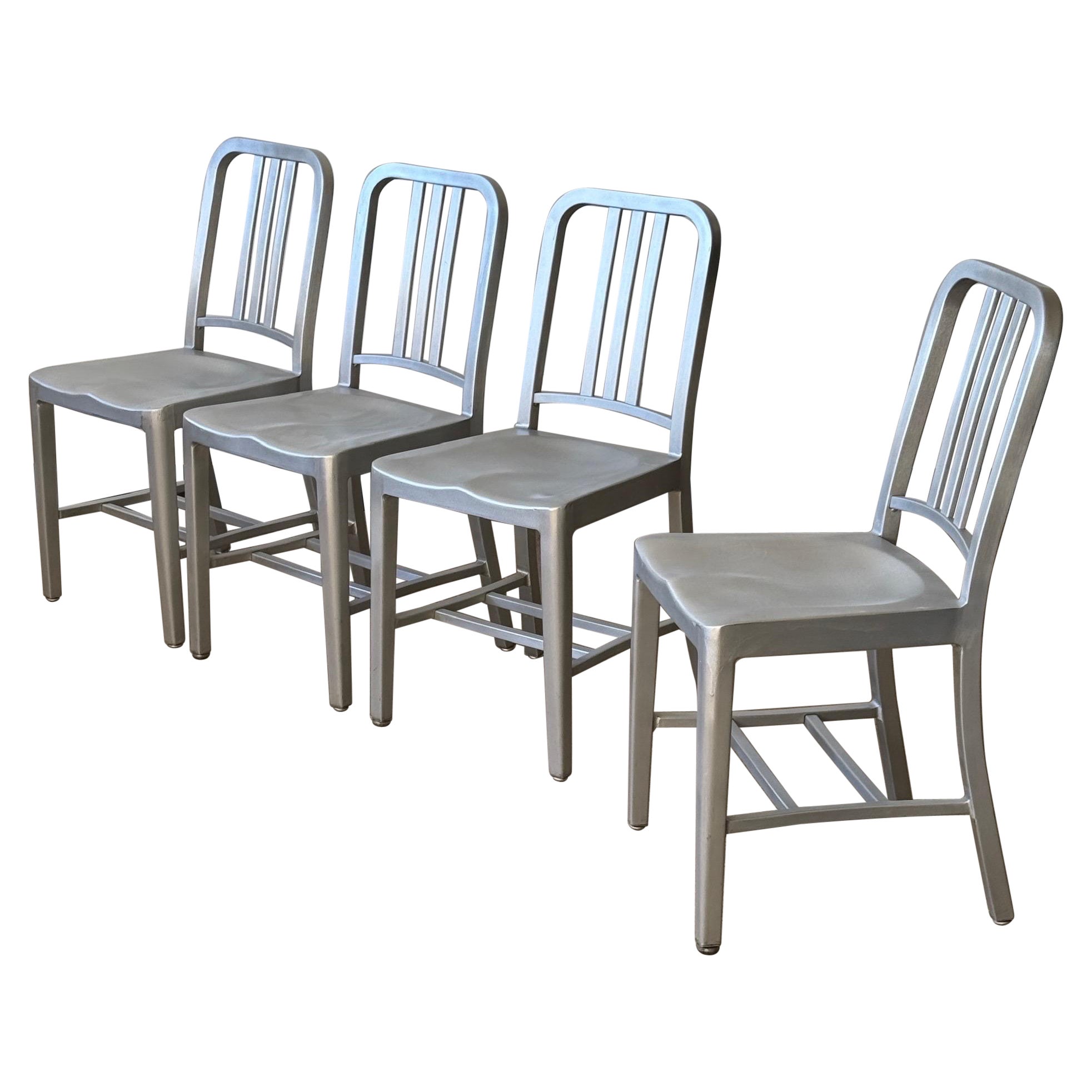 Chaises bleu marine d'aluminium 1006 d'Emeco