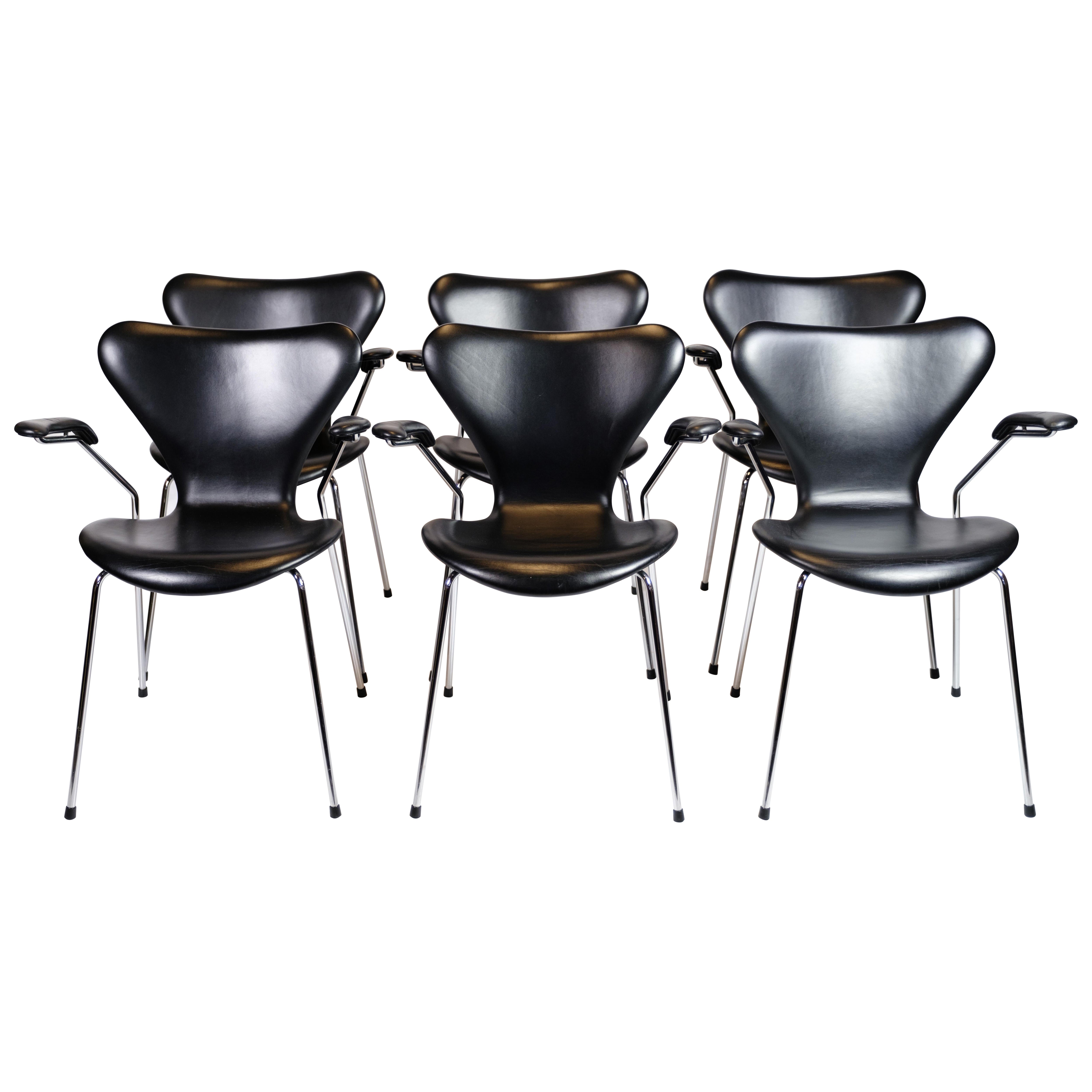 Ensemble de six chaises série 7 modèle 3207 en cuir noir Arne Jacobsen