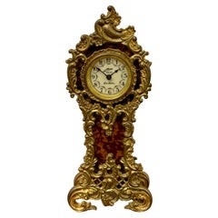 Magnífico Reloj Miniatura de Caja Larga de Latón Dorado Ornamentado de Calidad Antigua