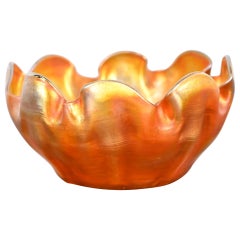 Louis Comfort Tiffany Favrile Ciotola in vetro artistico iridescente con bordo arricciato