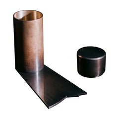 Vaso moderno in ottone