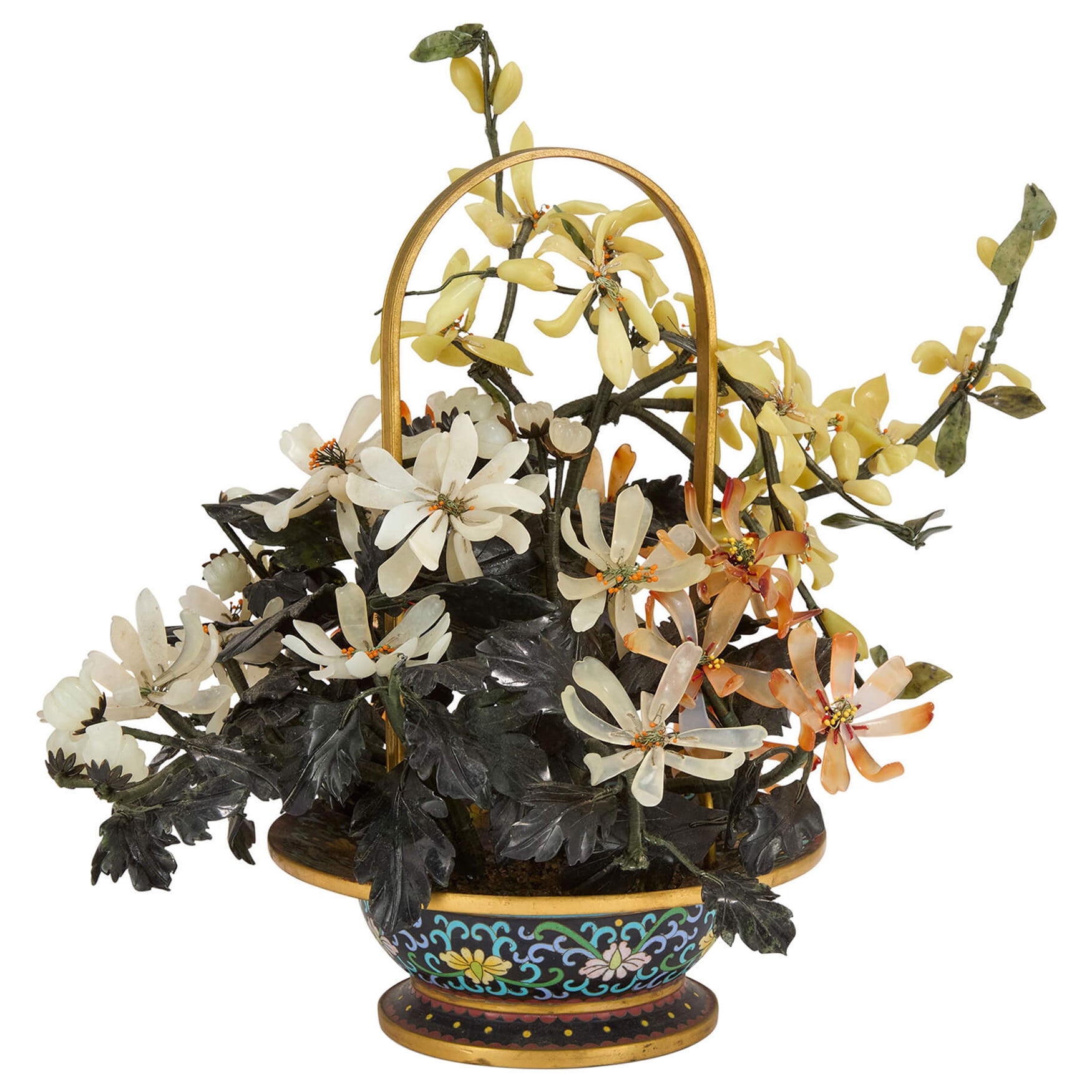 Grand modèle chinois de fleur en agate et néphrite dans un panier en émail cloisonné