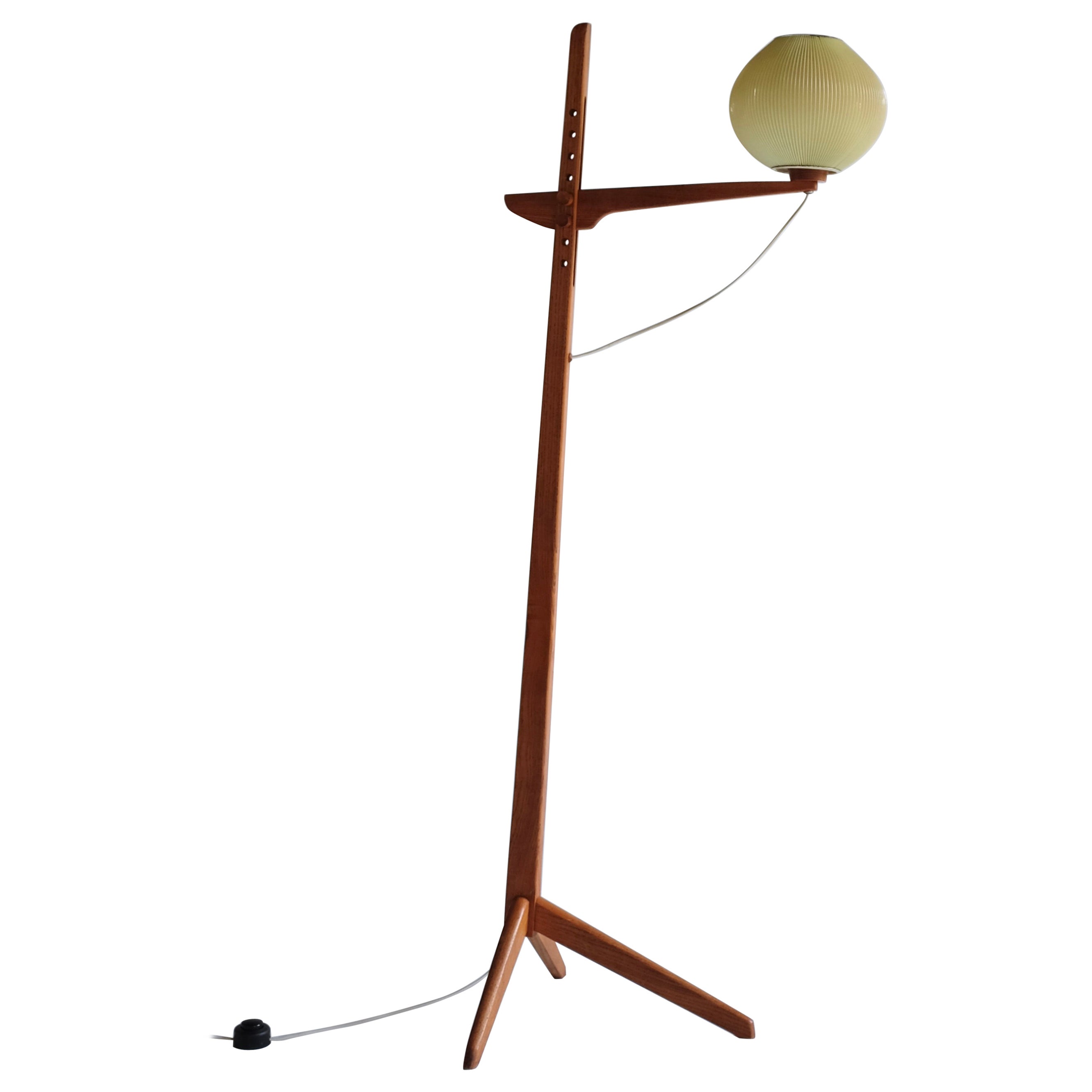 Schwedische Mid-Century Stehlampe aus Holz