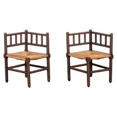Pareja de sillas esquineras inglesas de madera de roble del siglo XIX