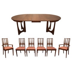 Mesa y sillas de comedor Broyhill Brasilia en nogal y tapicería rosa con 3 hojas