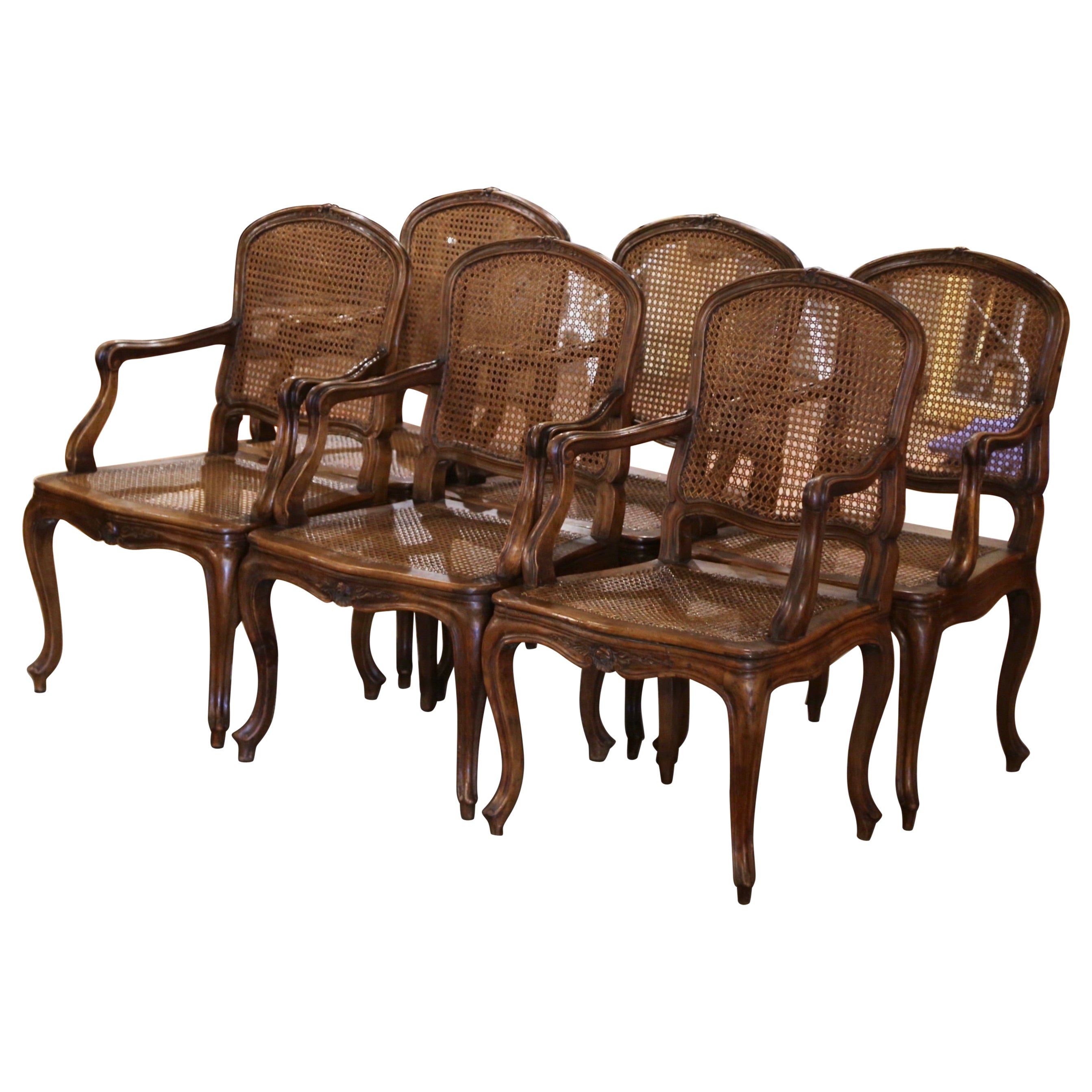 Poltrone da pranzo francesi Louis XV intagliate in noce e canne del XIX secolo, set di 6 in vendita