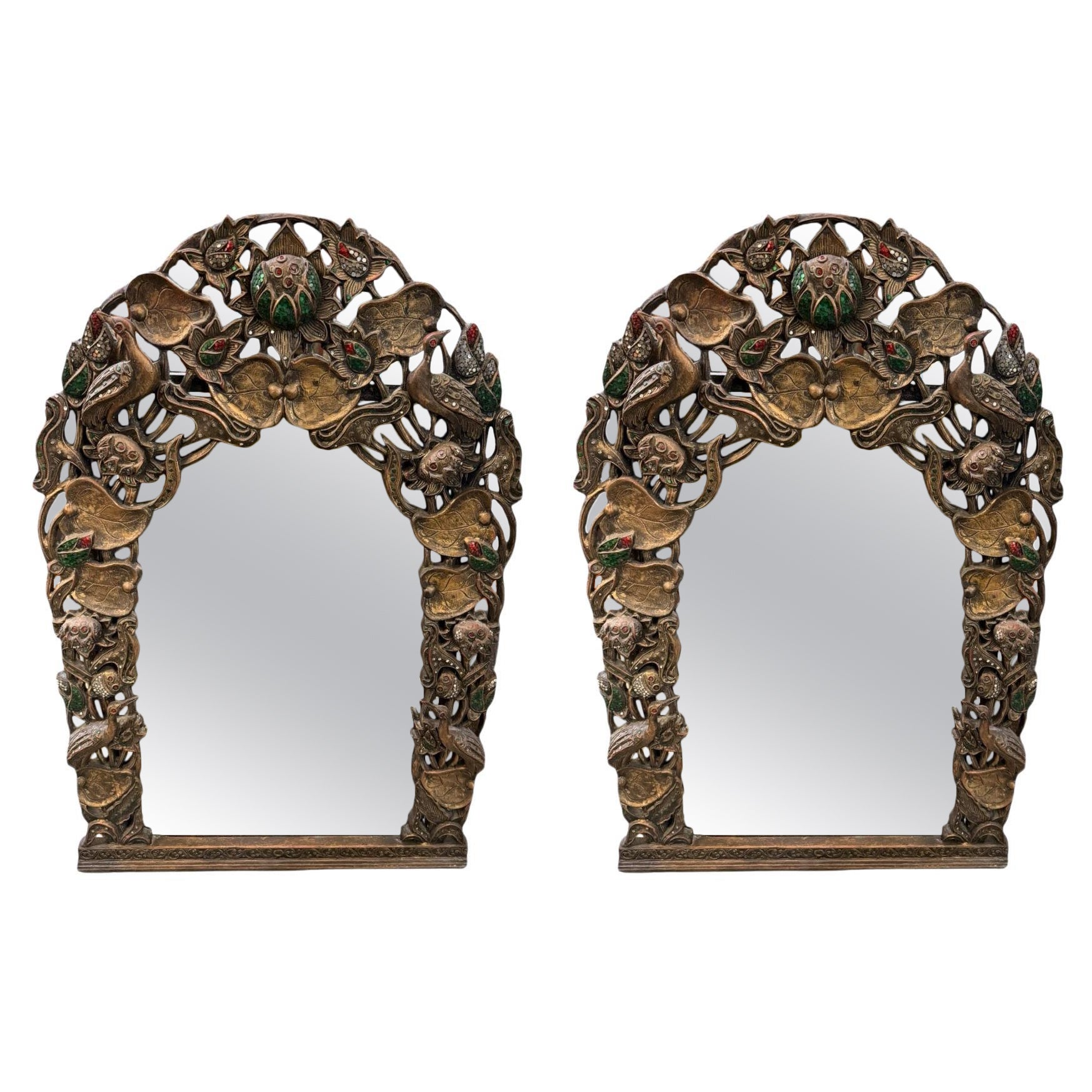 Coppia di specchi con cornice in legno intagliati a mano