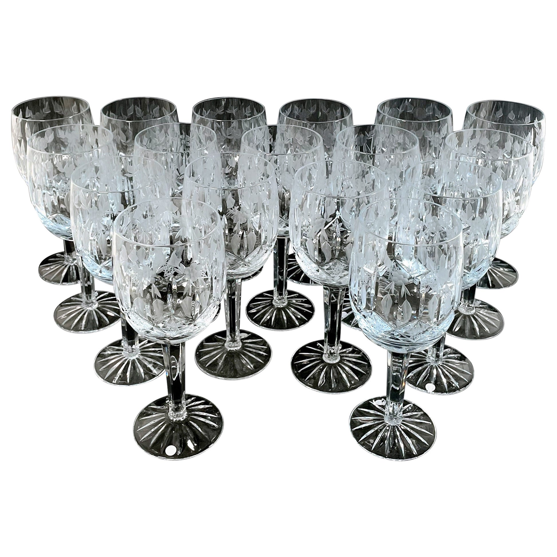 Magnifique ensemble de 17 verres en cristal taillés à la main à motif de houx - années 1960 en vente