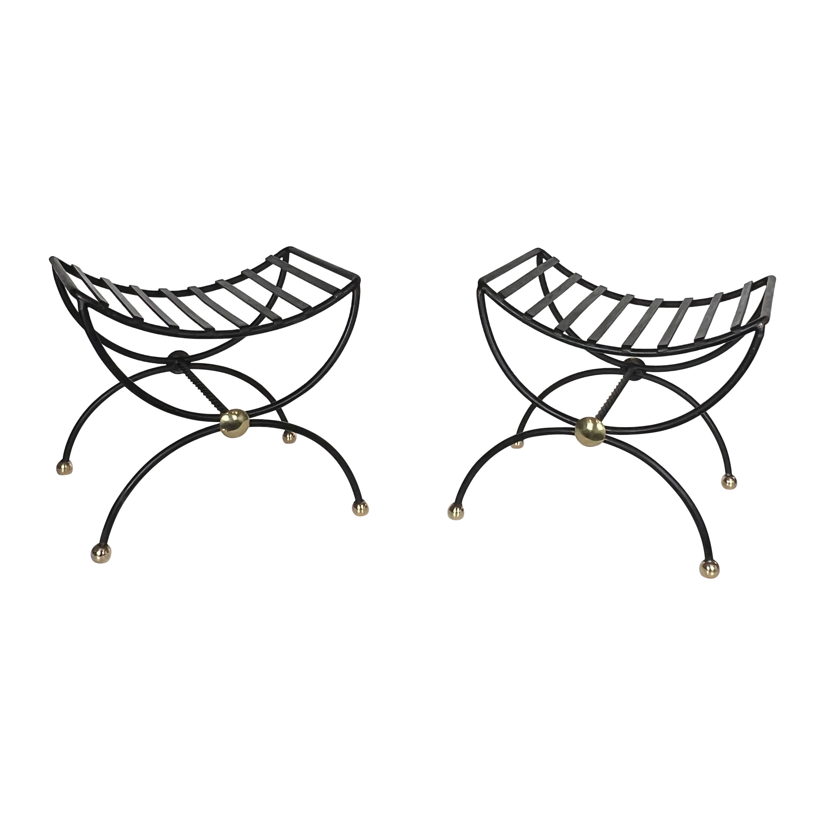 Coppia di sgabelli di design in ferro battuto e ottone Curule