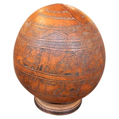 Coco tallado de 1875 con soporte de madera y decoración geométrica