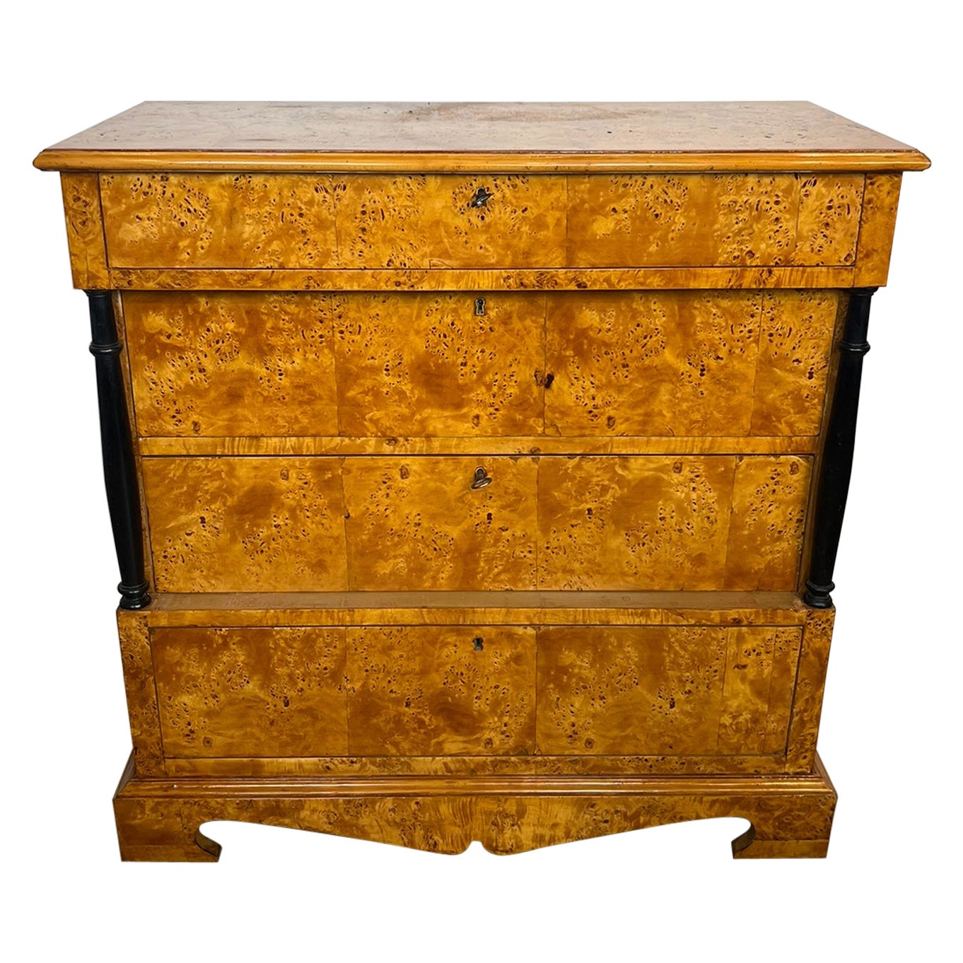 Kommode im Biedermeier-Stil mit vier Schubladen aus Ahornholz.