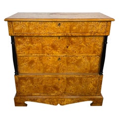 Kommode im Biedermeier-Stil mit vier Schubladen aus Ahornholz.