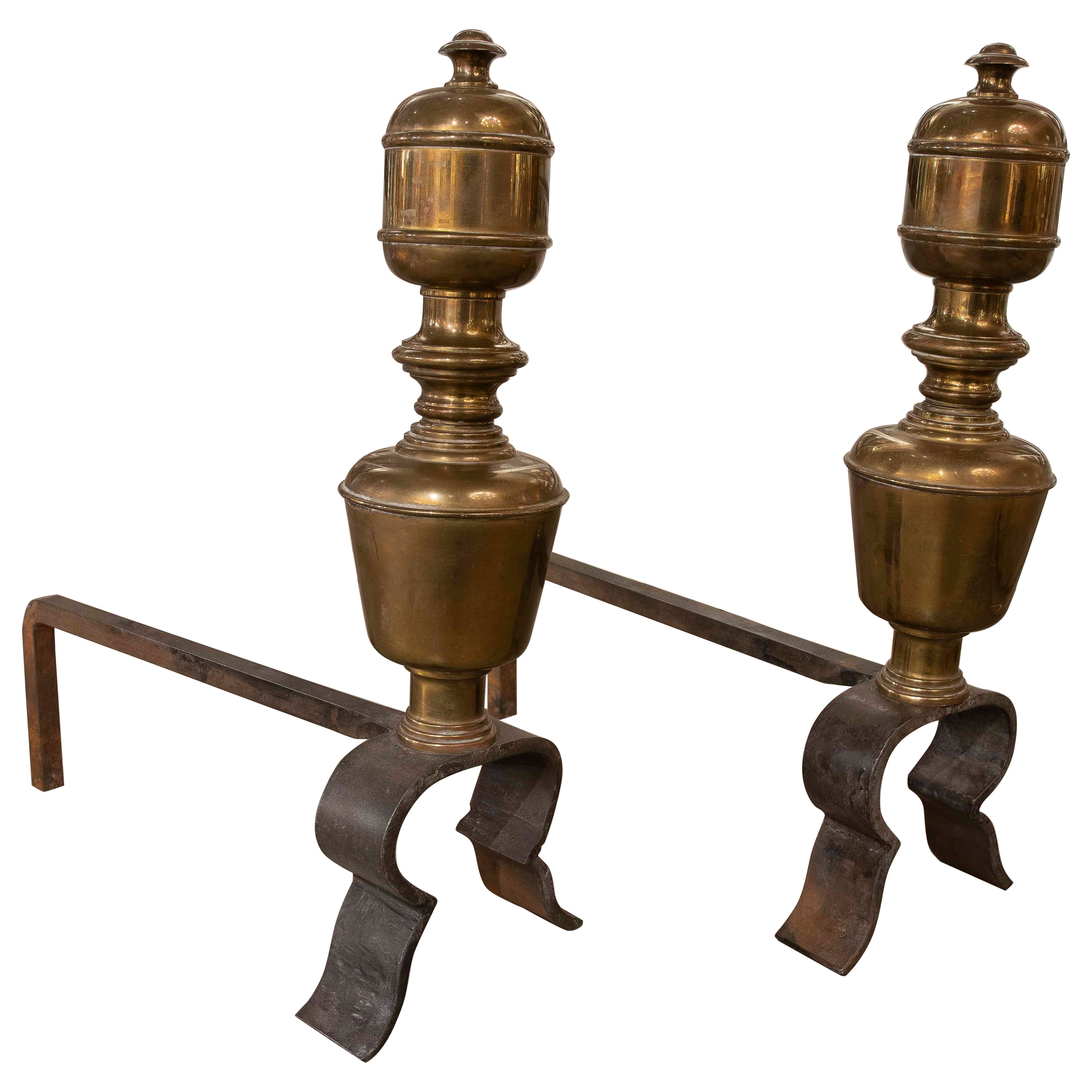 Paire de capuchons de cheminée en bronze et fer forgé des années 1850