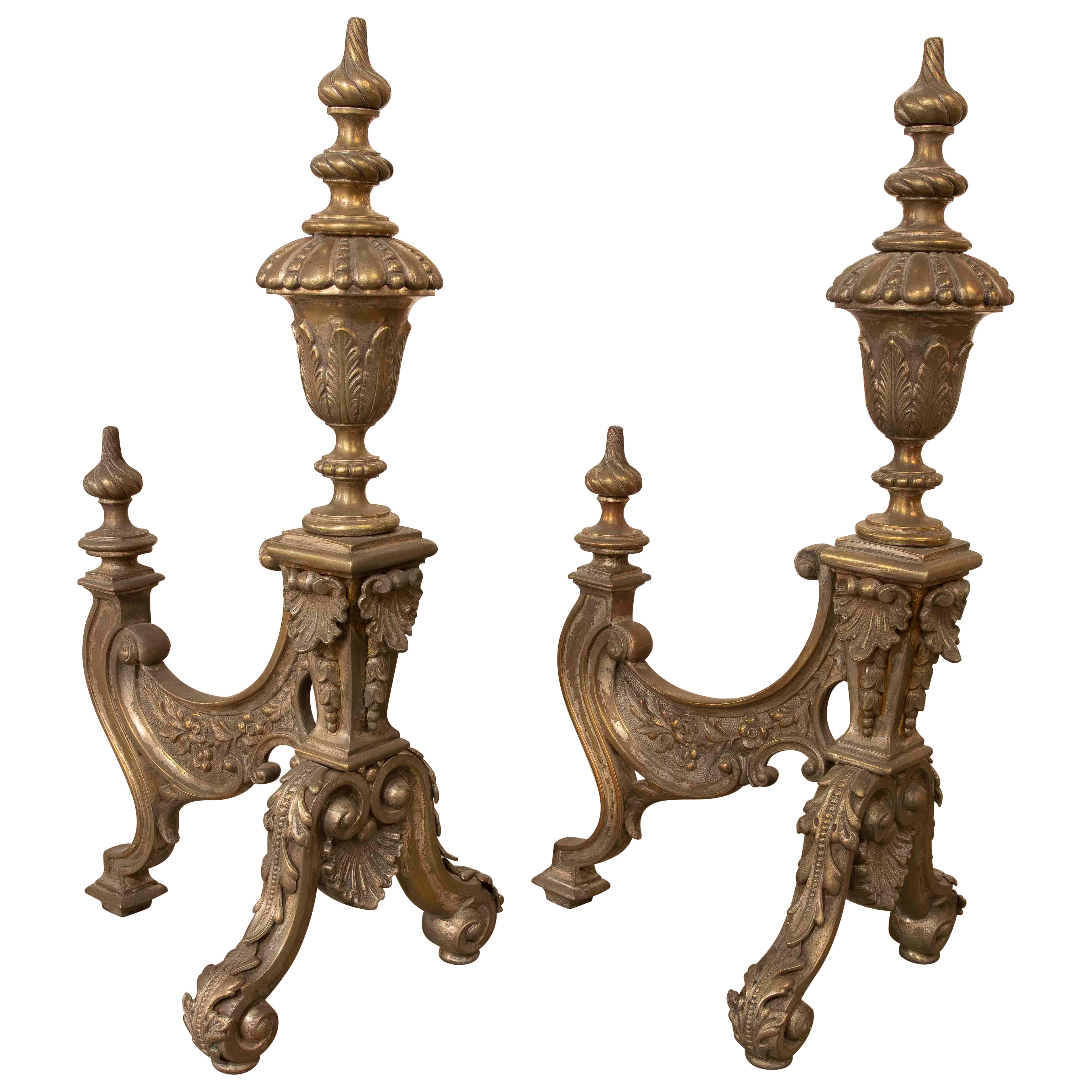 Coppia di bocchette da camino francesi in bronzo del 1875 con design ornamentale in vendita