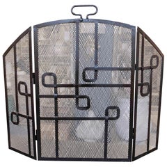 Pantalla protectora de chimenea con diseño geométrico de hierro