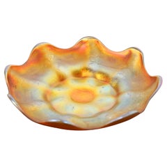 Plato de vidrio artístico iridiscente Favrile de Louis Comfort Tiffany con borde festoneado