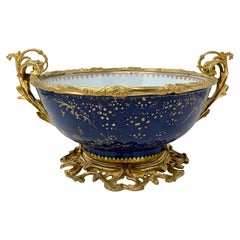 Antique French Blue Porcelain Bowl del XVIII secolo con supporti in ormolu del XIX secolo.