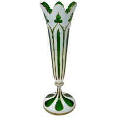 Antico vaso di cristallo tagliato verde di Boemia con sovrapposizione di bianco e oro, circa 1900.