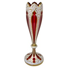 Antico vaso di cristallo tagliato rosso di Boemia con sovrapposizione di bianco e oro, circa 1900.