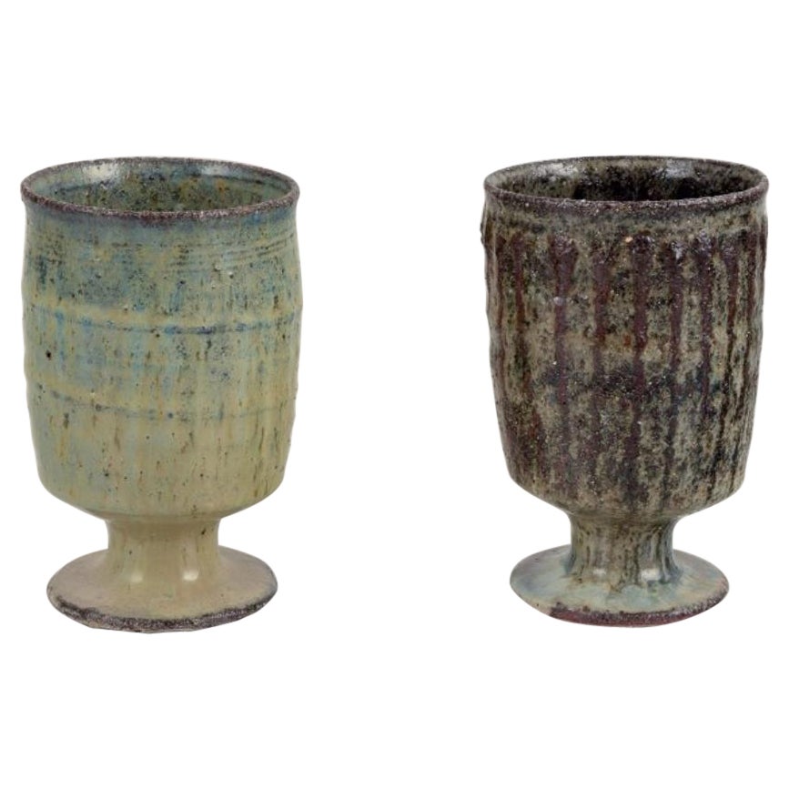 Gutte Eriksen, Danemark. Deux tasses en céramique, technique raku, glaçure de lave fluide