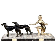 Mujer con galgos en metal patinado, escultura Art Decó - 1930