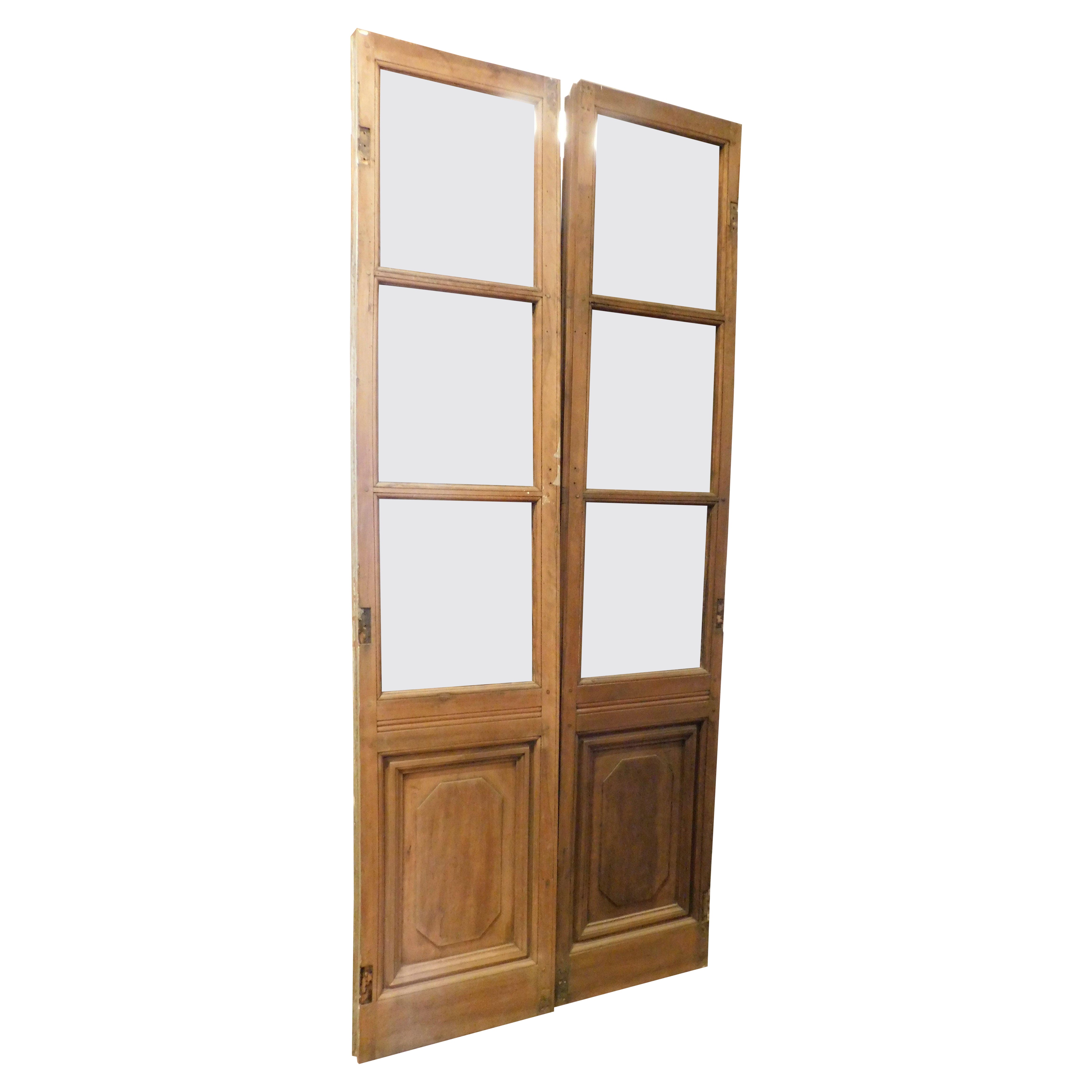 Puerta doble acristalada de madera con panel inferior tallado, para restaurar, Italia en venta