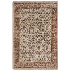 Rug & Kilim è un tappeto in stile Khotan con motivo a traliccio blu e beige-marrone.