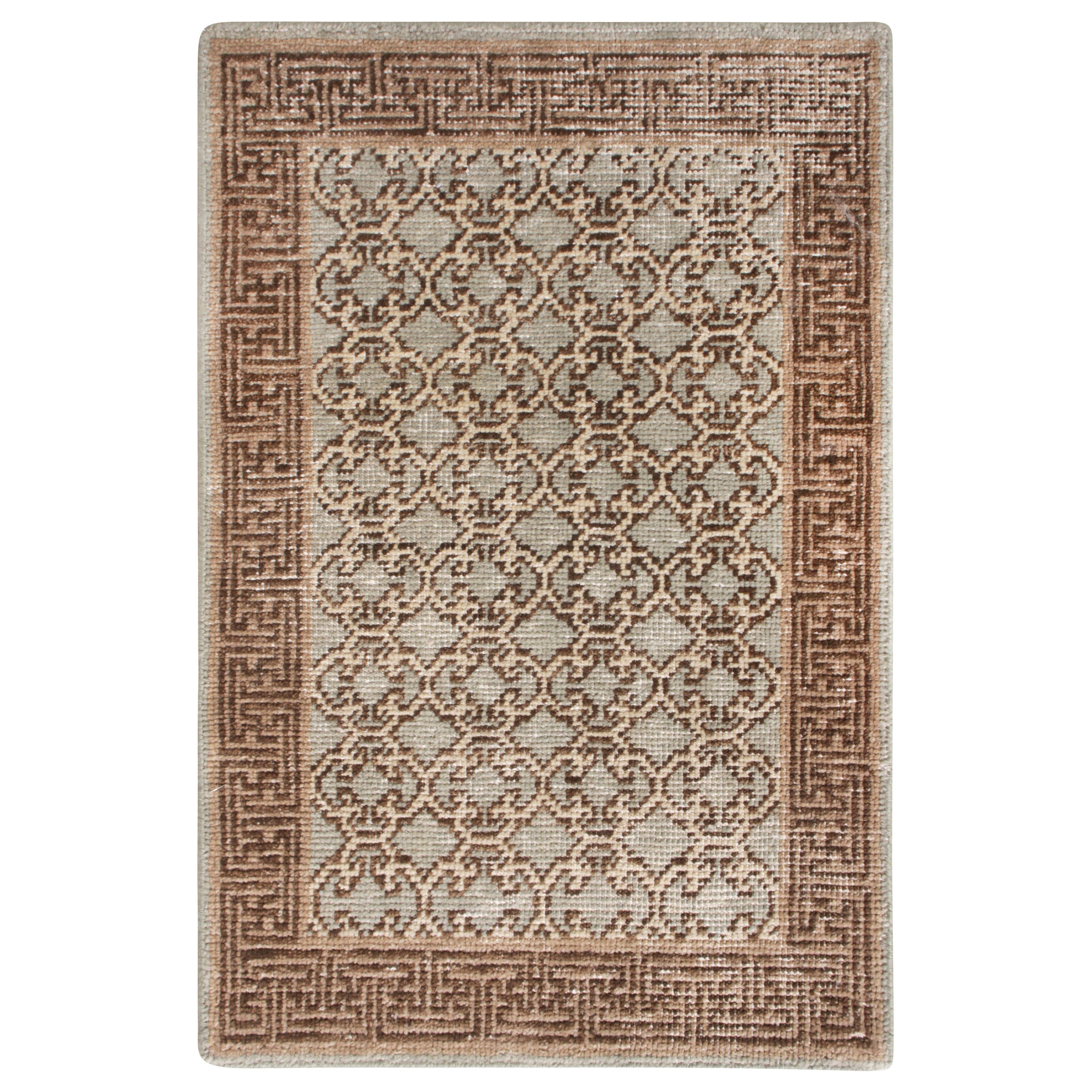Rug & Kilim's Khotan Style Rug in Distressed Blue, Beige-Brown Trellis Pattern (tapis de style Khotan en bleu vieilli, motif de treillis beige et marron)