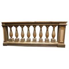Lackierte Holzbalustrade mit geschnitzten Säulen, Italien