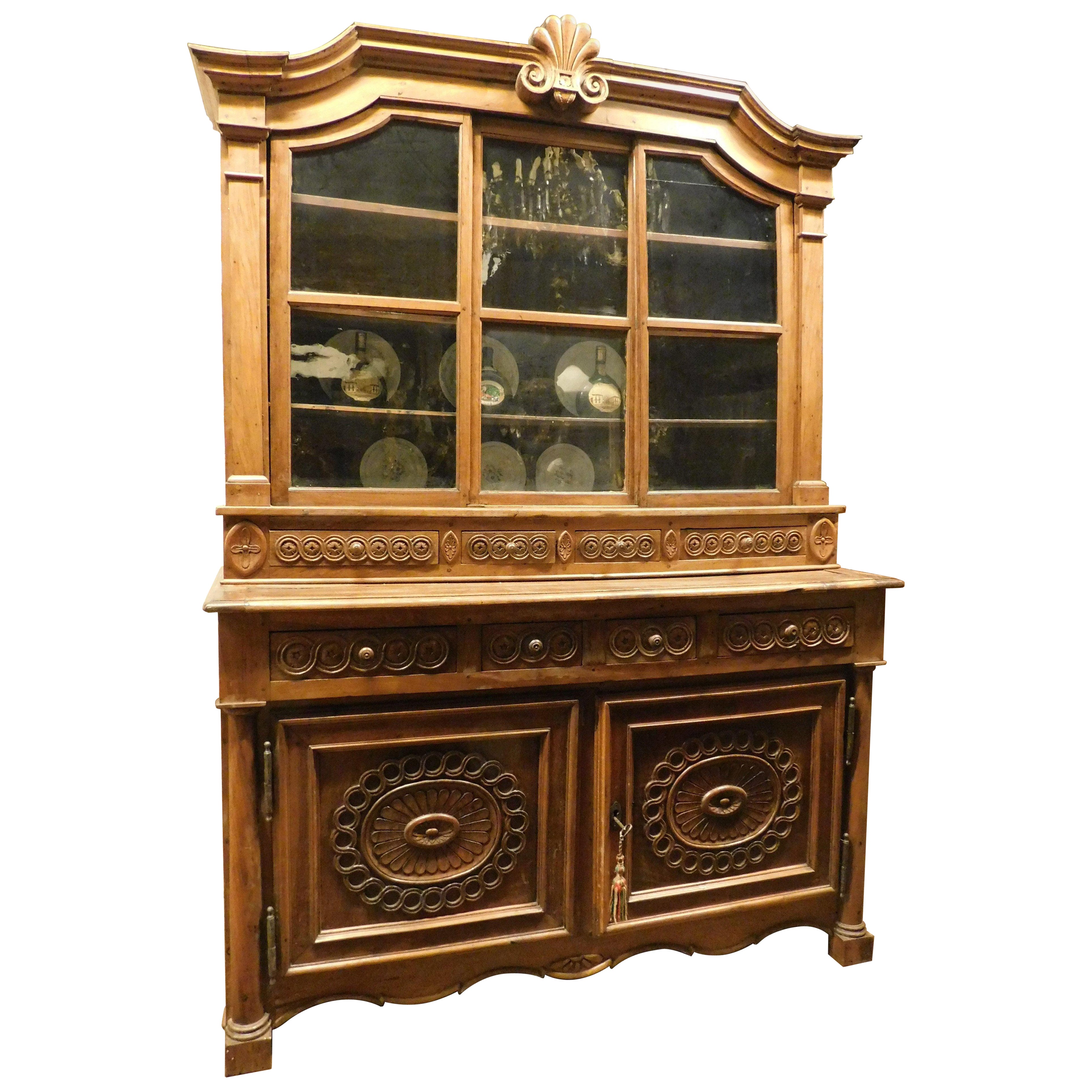 Aparador buffet, de nogal ricamente tallado con puertas de cristal, Italia