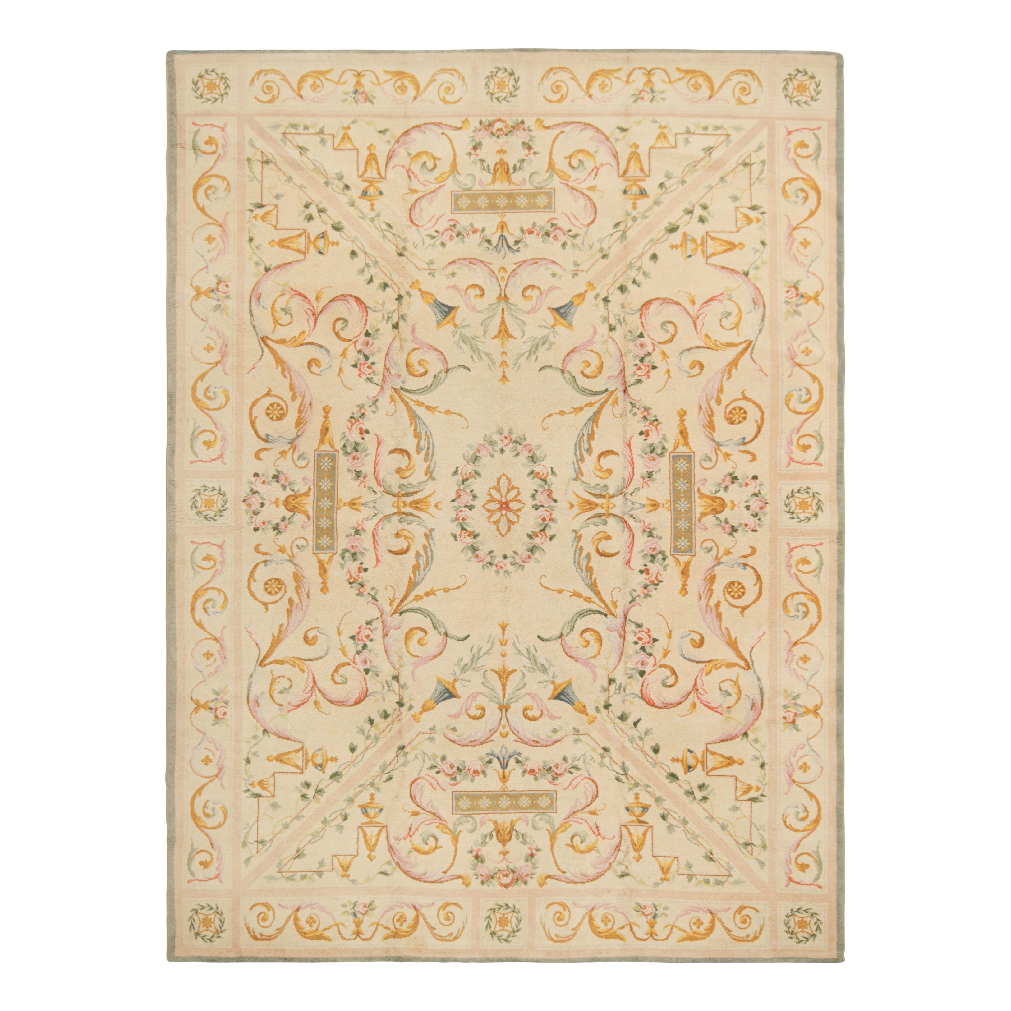 Alfombra francesa antigua de Savonnerie en color crema con motivos florales  Rug & Kilim