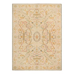 Alfombra francesa antigua de Savonnerie en color crema con motivos florales  Rug & Kilim