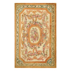 Antiker französischer Savonnerie-Teppich in Creme mit goldenen, geblümten Medaillons  Rug & Kilim