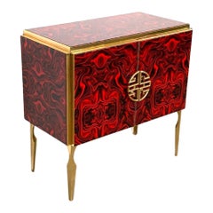 Mobile bar in vetro e ottone in stile Midcentury a fantasia rossa