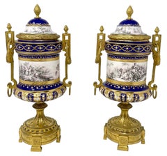 Coppia di antiche urne francesi Napoleone III "Jewell" in porcellana e bronzo dorato, 1875 ca.