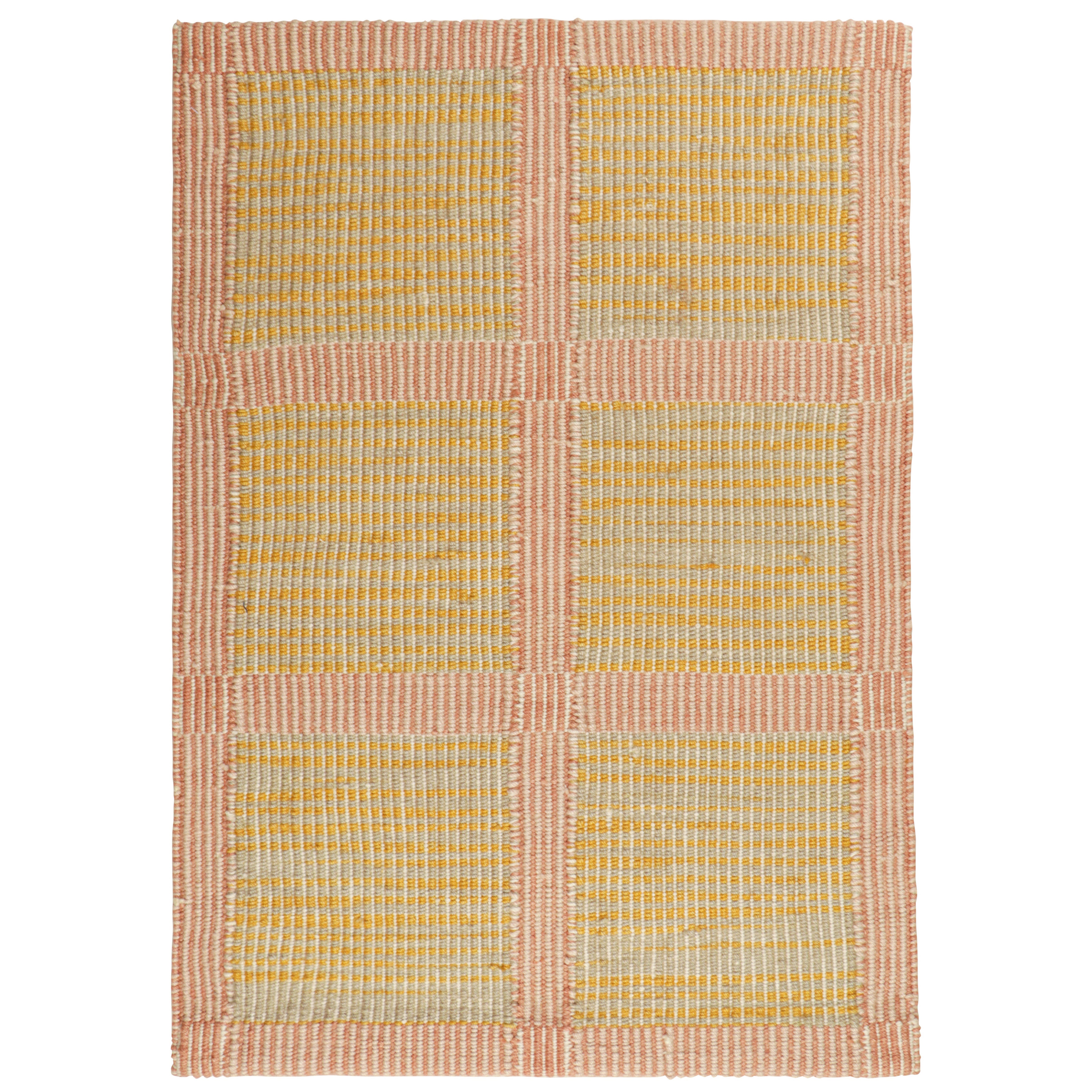 Muestra de alfombra plana personalizada de Rug & Kilim con dibujo geométrico amarillo y rosa