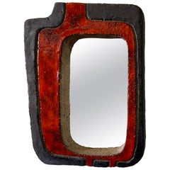 Specchio in ceramica rosso e nero di Nathalie Soufflet, serie "Curiosa", Francia 21° C.