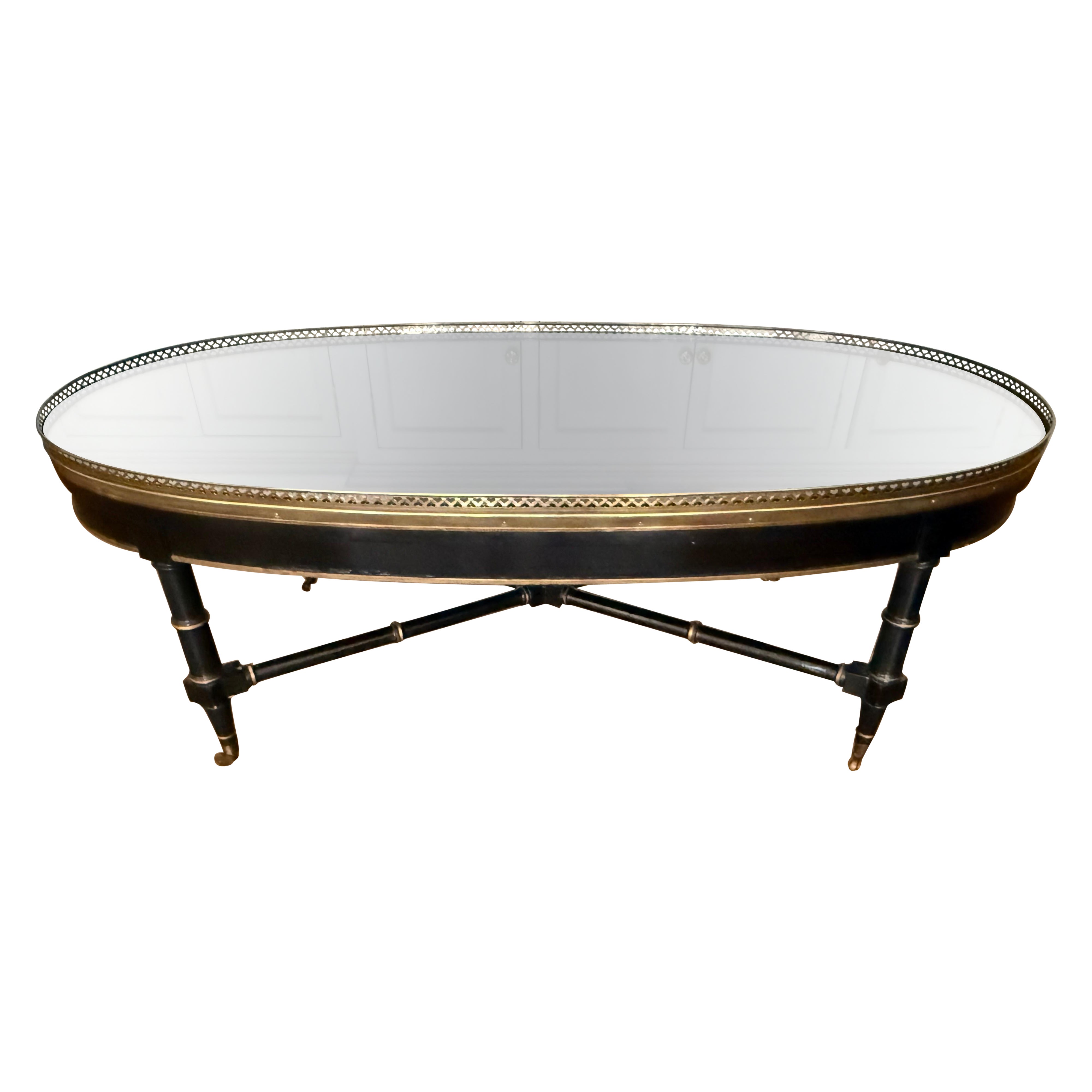 Schwarzer ovaler Cocktail-Couchtisch im Louis-XVI.-Stil von Maison Jansen-Stil aus Messing mit Galerie