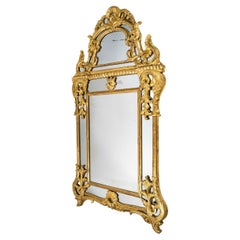 Miroir en bois doré de style Régence de la fin du XVIIIe siècle ou du début du XIXe siècle.