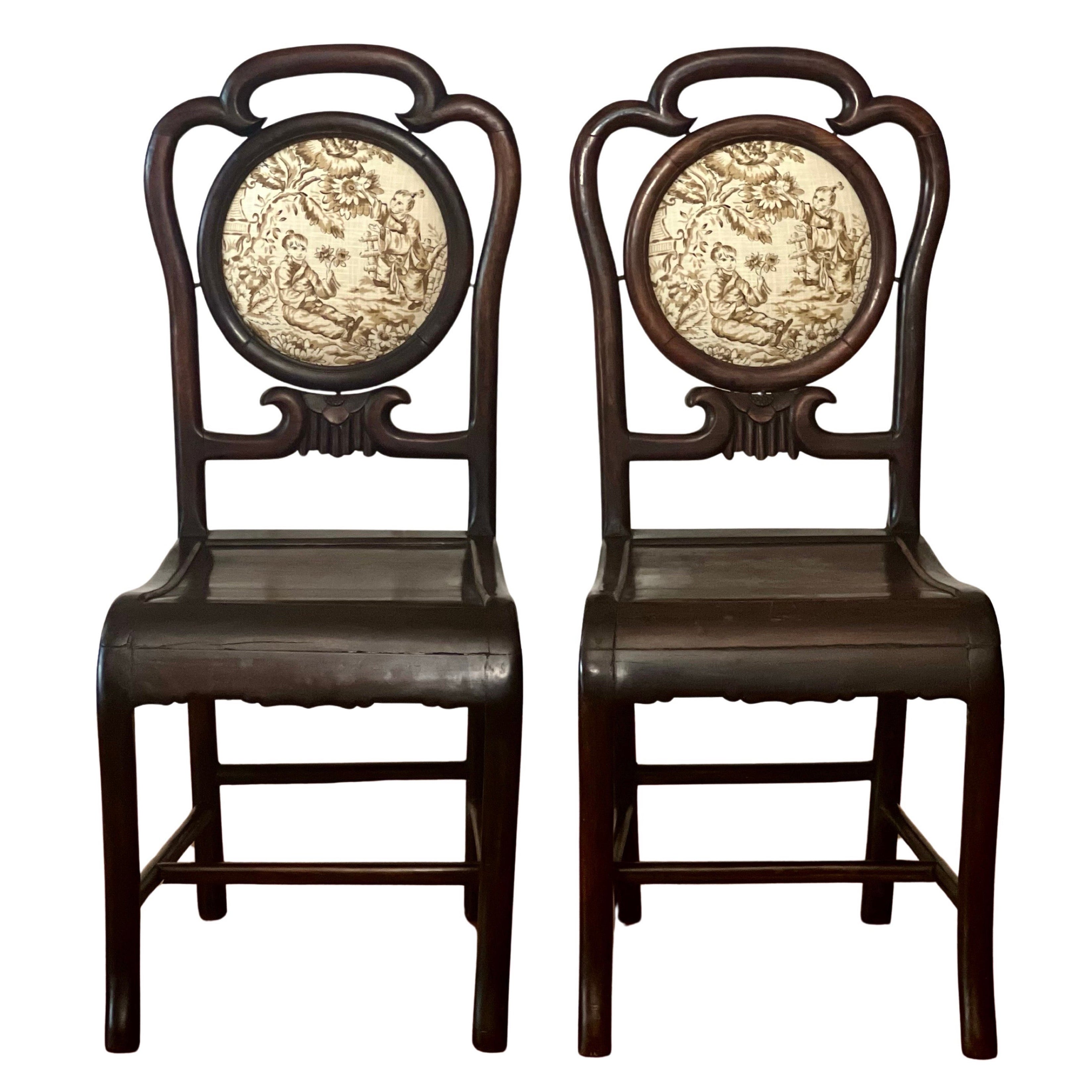 Paire de chaises chinoises du 19ème siècle en bois de rose avec médaillon en toile en vente