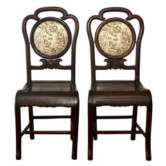 Paire de chaises chinoises du 19ème siècle en bois de rose avec médaillon en toile