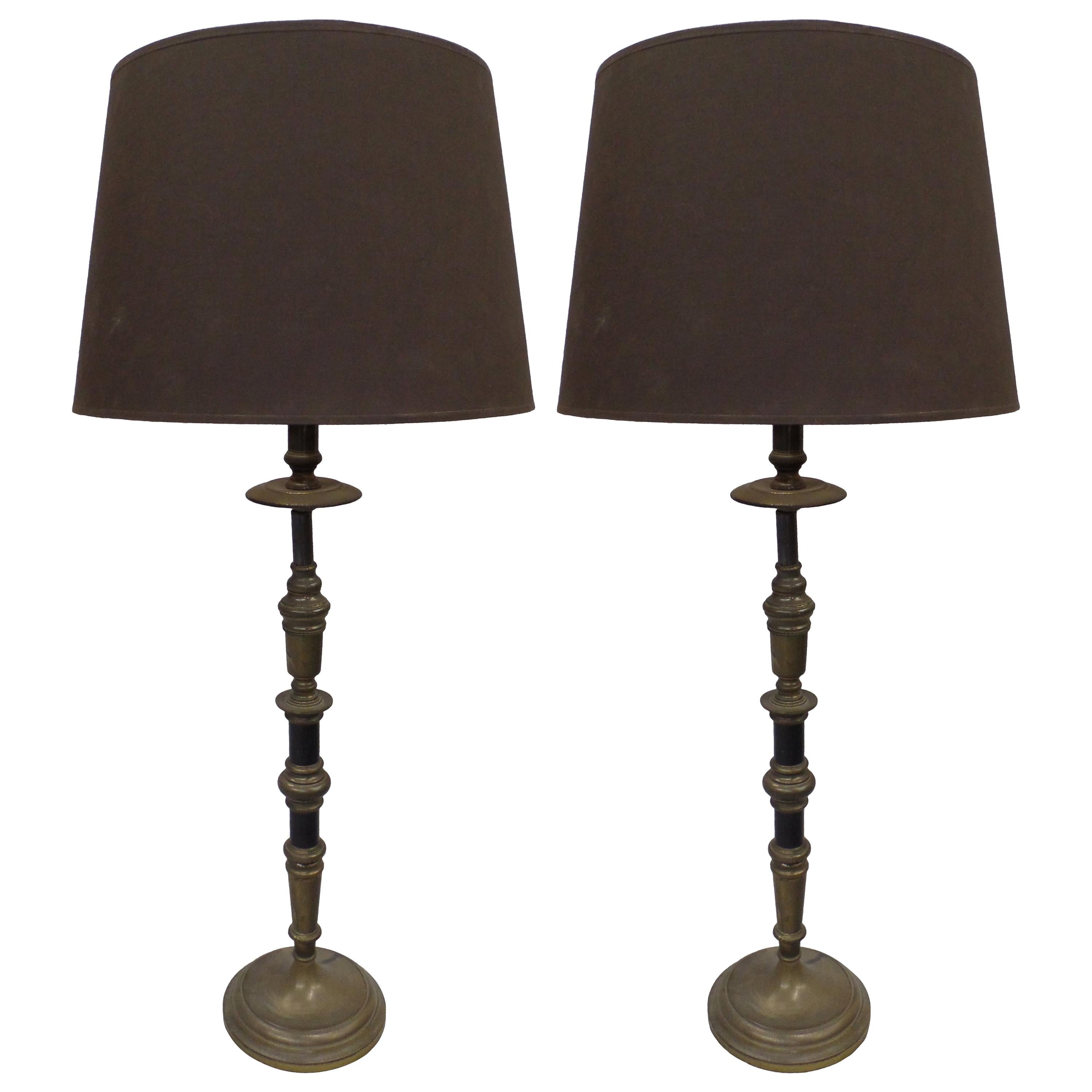 Pareja de lámparas de sobremesa neoclásicas francesas de mediados de siglo con forma de candelabro, 1930