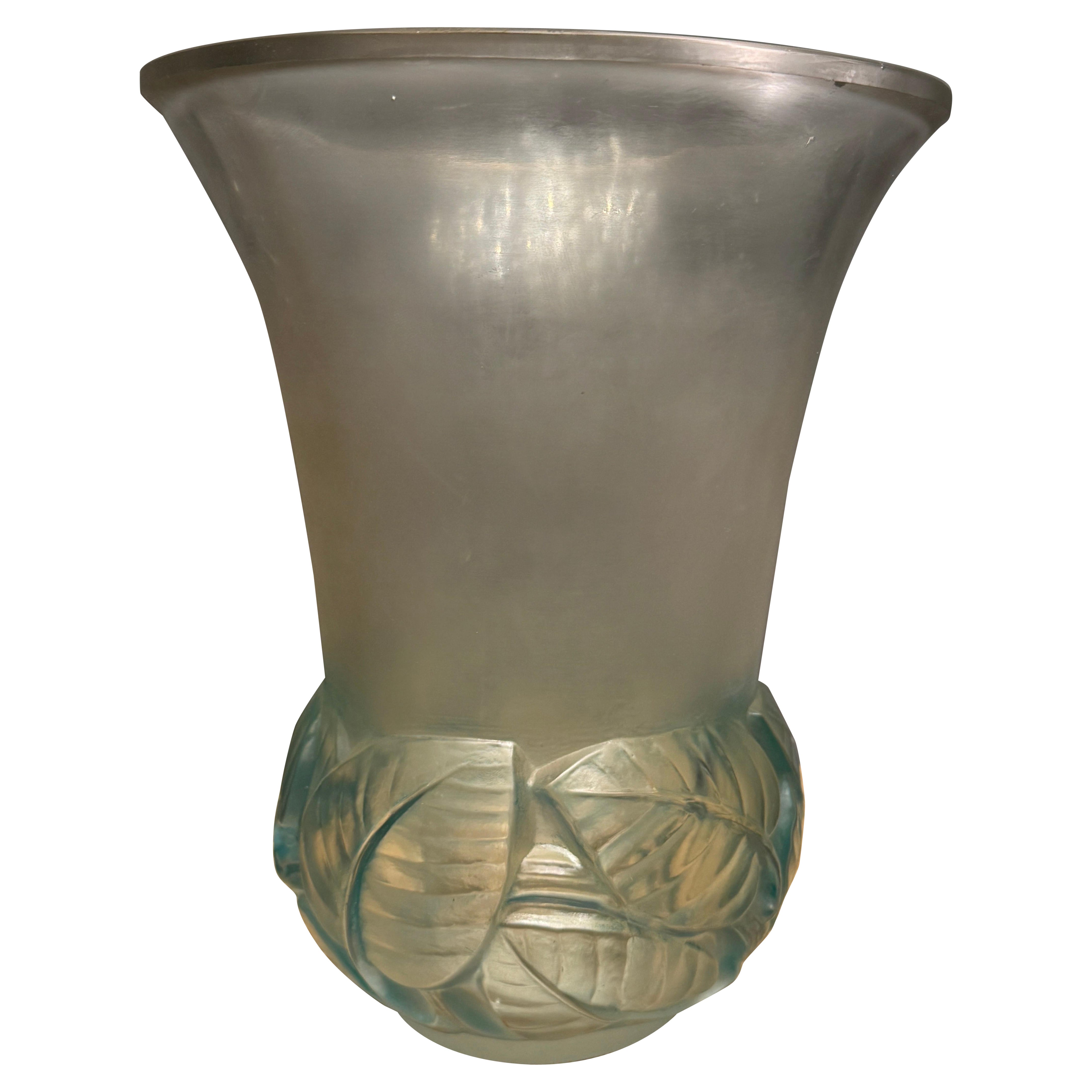 À R.Lalique Art Déco Lilas Glass  Vase