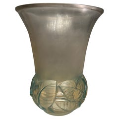 À R.Lalique Art Déco Lilas Glass  Vase