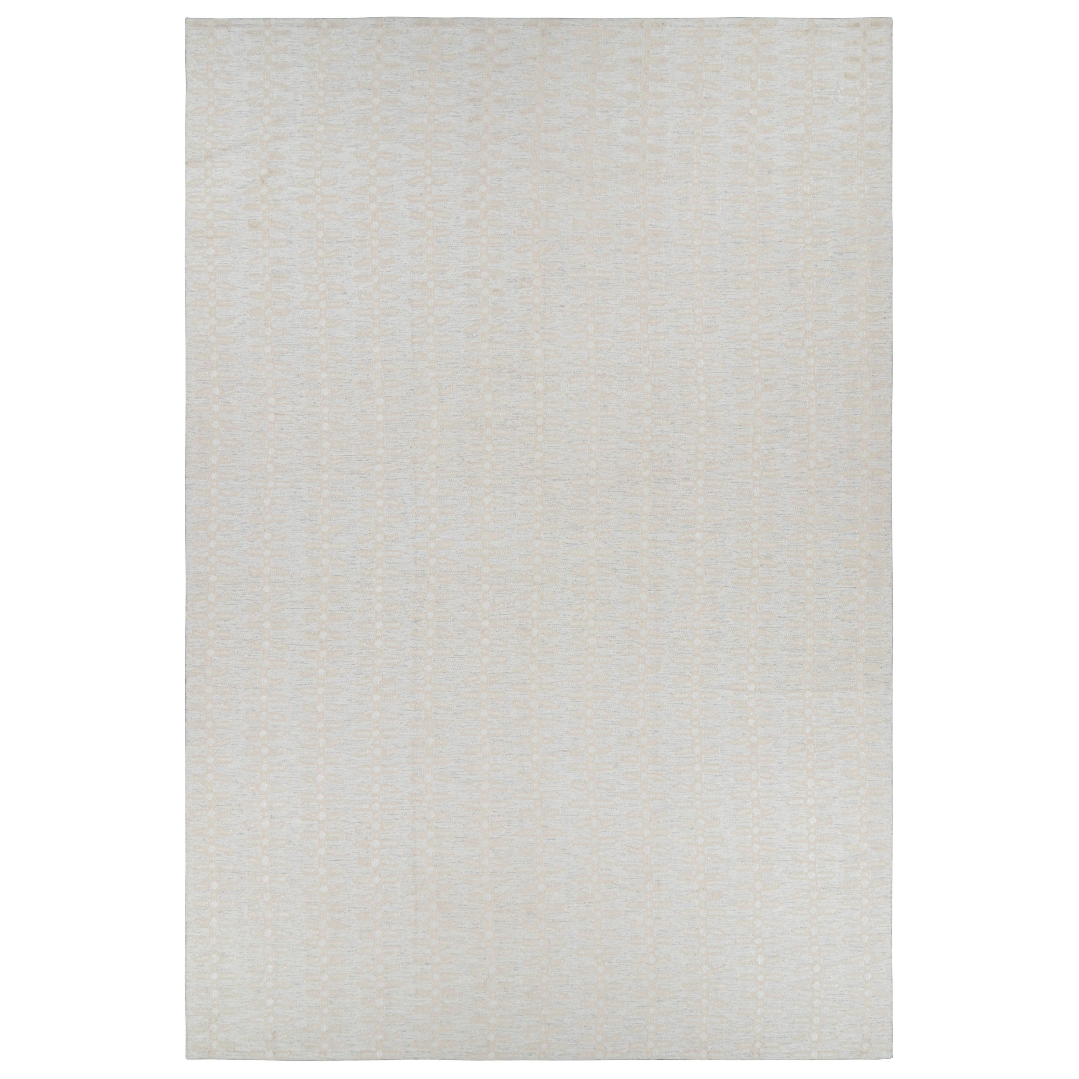 Rug & Kilim è un tappeto oversize in stile scandinavo, di colore bianco e con motivi floreali.