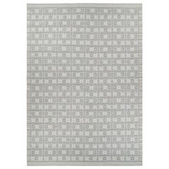 Alfombra sobredimensionada de estilo escandinavo en gris con motivos geométricos de Rug & Kilim