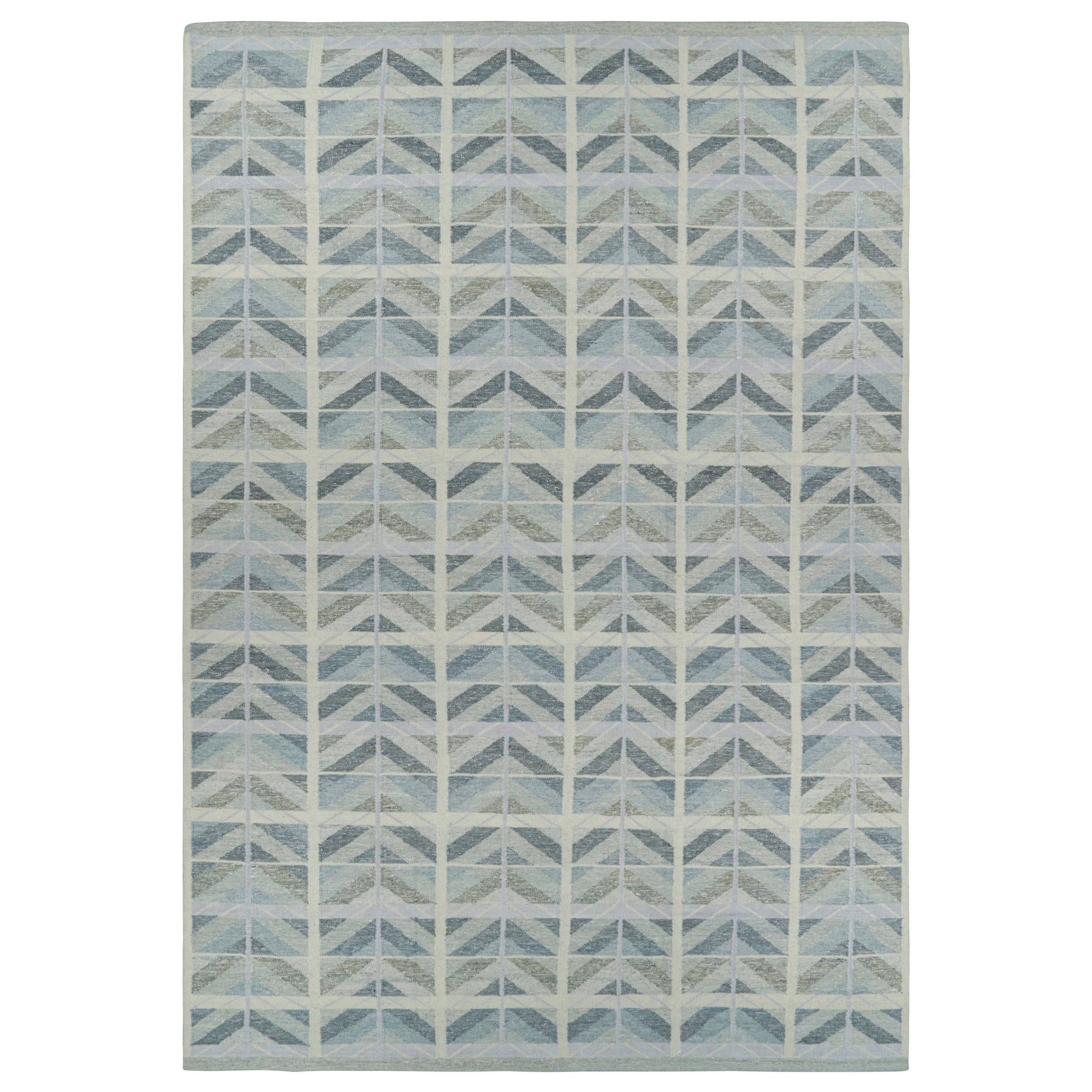 Rug & Kilim's übergroßer Teppich im skandinavischen Stil in Blau mit geometrischen Mustern