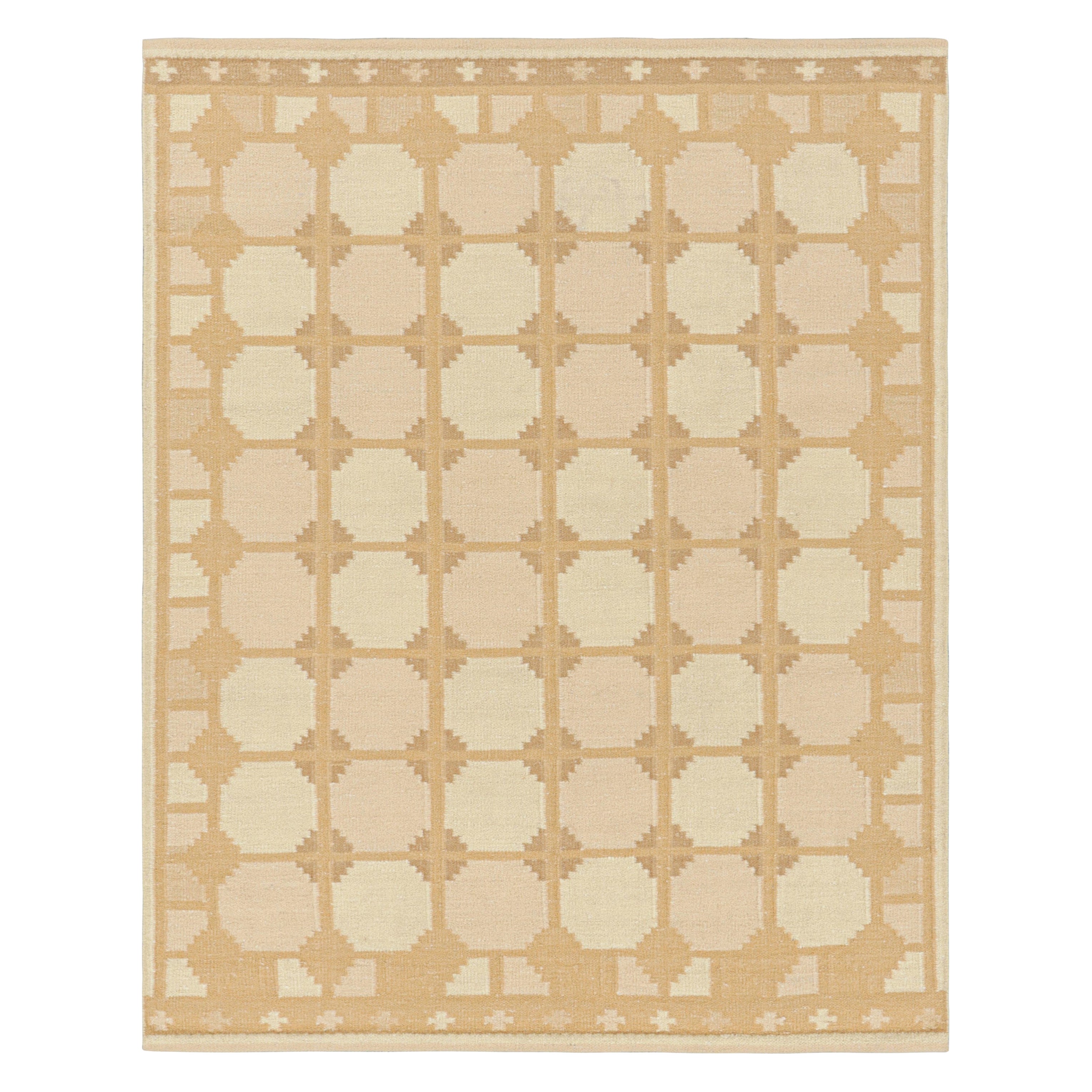 Rug & Kilim è un tappeto in stile scandinavo con motivi geometrici color pesca e beige-marrone. in vendita