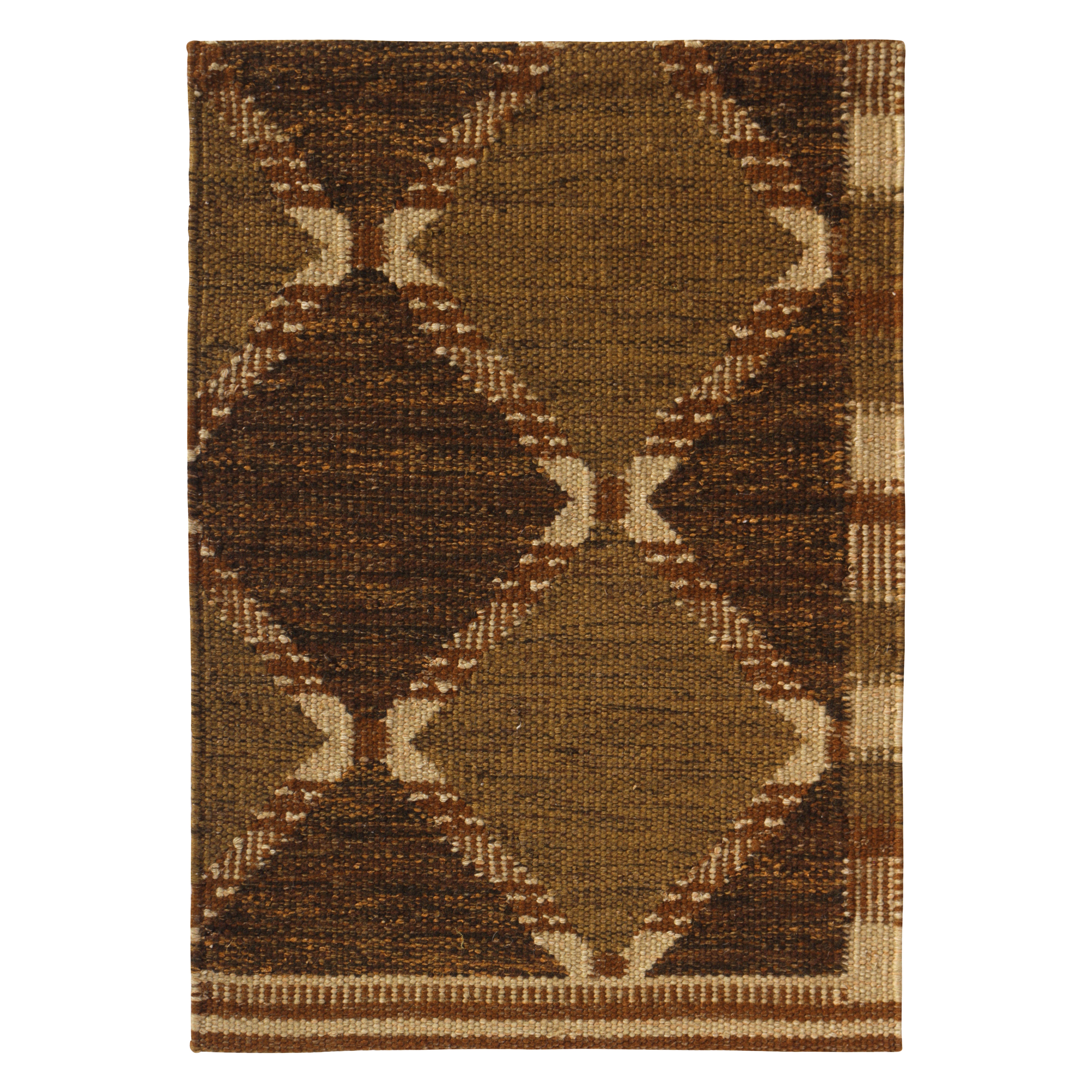 Muestra de alfombra personalizada de estilo escandinavo de Rug & Kilim, motivos geométricos marrones